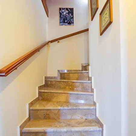 Spacious 2br With Balconies *